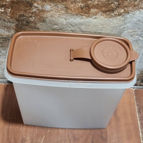 Vintage Tupperware Store-N-Pour 13 cup Storage Container Brown Flip Top Lid - Picture 5 of 12